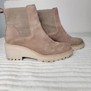 Dolce Vita Haddie Boots 6M Taupe Suede Leather Lug Sole Platform Chelsea